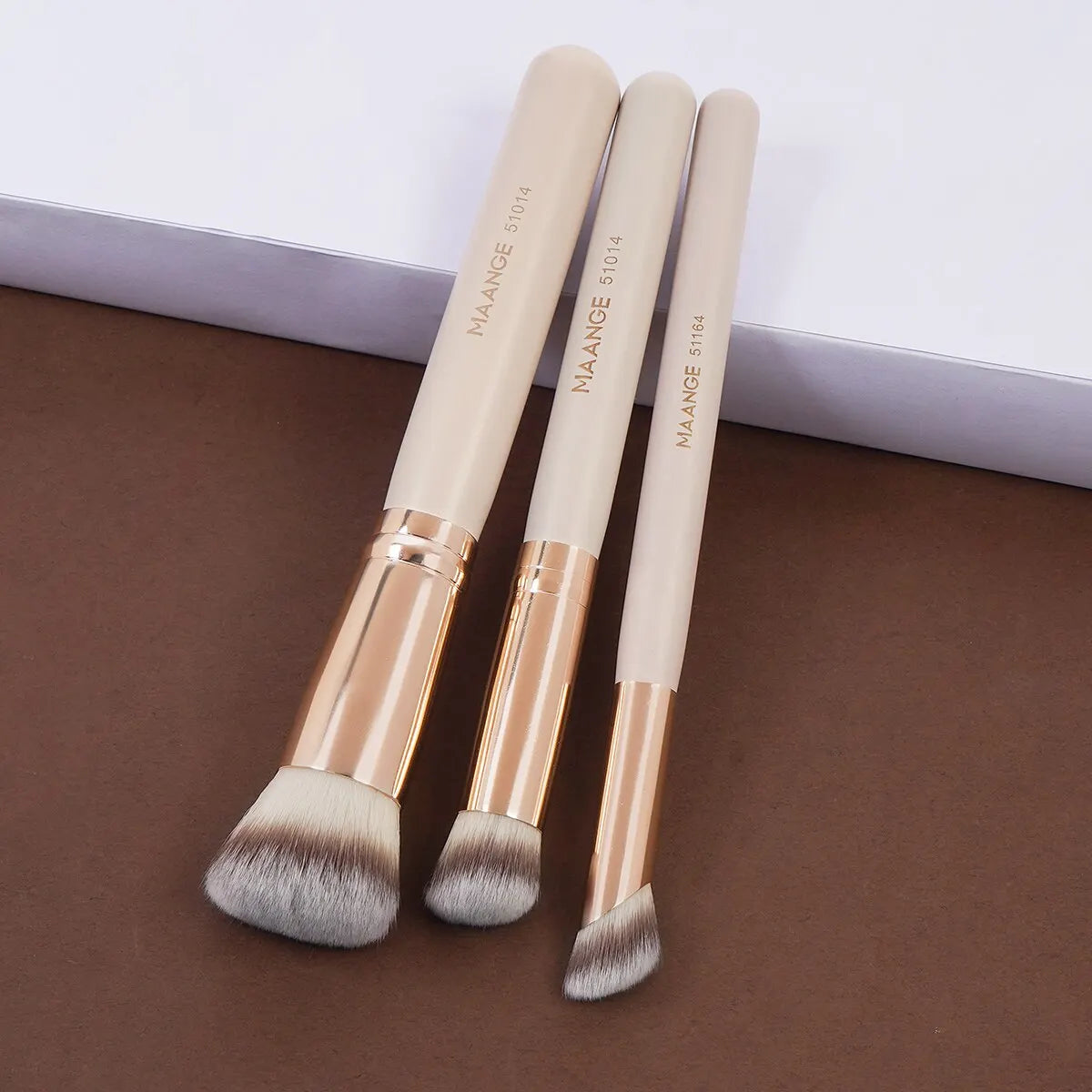 "5-Piece Makeup Tool Set – 3 Brushes